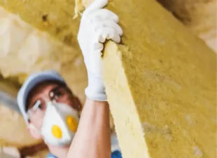 travail d'isolation pour économiser de l'énergie